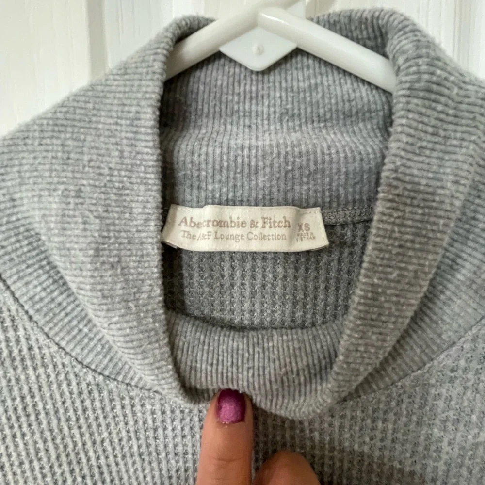 Abercrombie & Fitch Light Gray Turtleneck Sweater - Picture 2 of 3